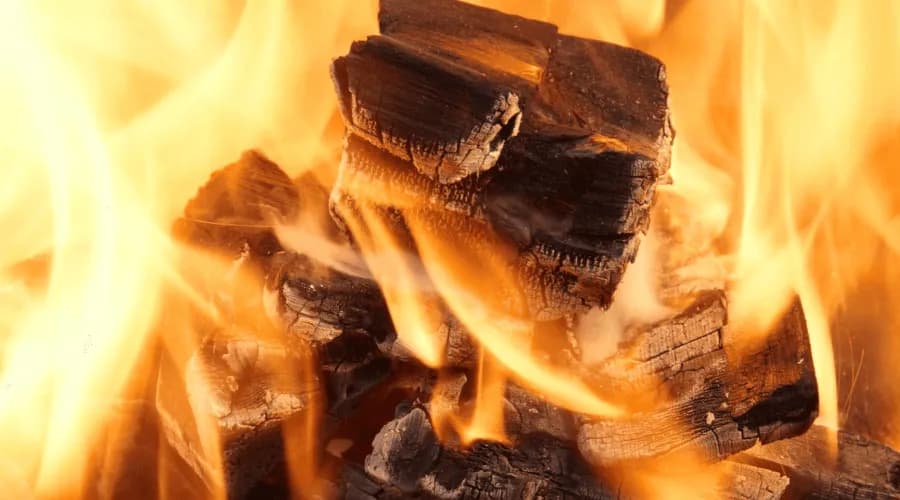Jak długo pali się brykiet w kominku? Odkryj sekrety dłuższego palenia